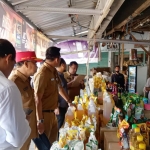 TPID bersama Tim BPS Kabupaten Sumenep saat melakukan sidak harga bahan pokok di Pasar Anom Sumenep, Selasa (23/12/2025).