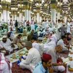 ILUSTRASI: Para jemaah umroh sedang berada dalam Masjid Nabawi Madinah menjelang buka puasa bulan suci Ramadan. Tampak jamuan mewah gratis yang disajikan warga Madinah. Foto: Antara/aji setyawan