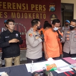 Salah satu pelaku pungli saat dimintai keterangan oleh Kapolres AKBP Dony Alexander. (foto: ist)