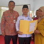 Bupati Barra didampingi Noerhono, Kadis Disperindag saat menyerahkan sertifikat halal ke salah satu pelaku IKM