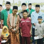 Gus Barra bersama sejumlah tokoh kharismatik Kabupaten Mojokerto dan para anak yatim.