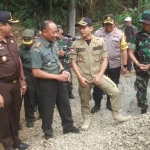 Bupati Arifin dan Rombongan saat meninjau pembangunan rabat jalan di Desa Dompyong Kec. Bendungan Kab. Trenggalek. foto: HERMAN/ BANGSAONLINE