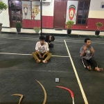 Sejumlah remaja bersama senjata tajam yang diamankan di Polsek Bubutan, Surabaya.