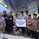 Penyerahan bantuan untuk warga terdampak bencana di Kelurahan Temas, Kota Batu.