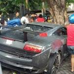 Mobil Lamborgini jadi tontonan warga usai menabrak penjual STMJ. foto: ekoyono/ BANGSAONLINE