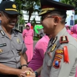 Kapolres Batu AKBP Harviadi Agung Pratama memberikan ucapan selamat kepada salah satu anggotanya yang naik pangkat. 