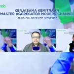 (Kiri-Kanan) Director & Chief Commercial Officer–Consumer XL Axiata David Arcelus Oses, Vice Chairman & Co Founder Tokopedia Leontinus Alpha Edison, dan Director of Partnership & Business Development Grab Indonesia Kertapradana Subagus dalam acara kerja sama antara XL Axiata, Grab, dan Tokopedia, Jumat (20/8/2021). (foto: ist)