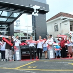 Diler Mitsubishi Sun Star Motor Blitar saat delivery ceremony bersama konsumen.
