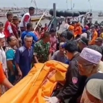 Evakuasi korban meninggal dunia dalam peristiwa perahu terhantam ombak di Pasuruan.