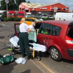 Tim paramedis menyelamatkan ibu di kursi kemudi, usai melahirkan. foto: mirror.co.uk