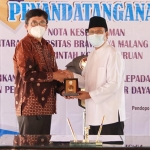 Wali Kota Pasuruan Saifullah Yusuf dan Wakil Rektor IV Universitas Brawijaya Prof. Dr. Sasmito Djati, M.S. bertukar cinderamata.