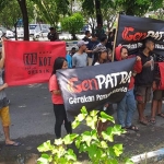 LSM Genpatra dan Forkot saat menggelar demo di PN Tipikor Surabaya. foto: ist.
