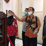 Ketua Pasak (Pelestari Sejarah – Budaya Kadhiri) Novi Bahrul Munib (kanan) saat berada di Kompleks Pendopo Agung Panjalu Jayati. foto: MUJI HARJITA/ BANGSAONLINE