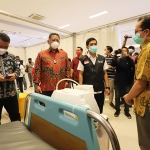 Wamenkes RI Dante Saksono Harbuwono didampingi Plt. Wali Kota Surabaya Whisnu Sakti Buana meninjau dan mengecek langsung setiap tahapan vaksinasi massal.