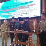 Bupati Tuban saat penandatanganan MoU dengan Kapolres Tuban.