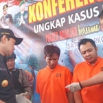 Bupati Nganjuk dan Kapolres saat bertanya pada kedua pengedar sabu. foto: BAMBANG/ BANGSAONLINE