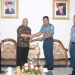 Kaskoarmada II Laksma TNI Ahmadi Heri Purwono, S.E., M.M. menyalami Kepala Perwakilan BPKP Provinsi Jawa Timur, Agus Setiawan .