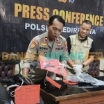 Kapolsek Kediri Kota, Kompol Bowo Wicaksono, saat menunjukkan barang bukti dari kasus curanmor atau pencurian kendaraan bermotor di wilayah hukumnya. Foto: MUJI HARJITA/BANGSAONLINE