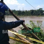 Jembatan penghubung Kota dan Kabupaten Kediri yang berada di perbatasan Desa Jongbiru dan Desa Jabon terlihat roboh setelah penyangga jembatan diterjang arus sungai Brantas. foto: ARIF K/ BANGSAONLINE