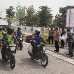 Ratusan Bhabinkamtibmas dan Babinsa yang akan membagikan 52 ton beras diberangkatkan dari halaman Mapolres Gresik, Sabtu (17/7/2021). foto: Syuhud/ Bangsaonline.com.