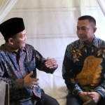 Komjen Pol Dharma Pongrekun (kanan) saat berada di salah satu kamar yang pernah ditinggali Presiden Soekarno. Foto: Ist