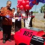 Menristek RI Muhamad Nasir Saat Meresmikan Mobil Ramah Lingkungan di Poltek Kediri, Minggu (14/6). (foto: arif kurniawan/BANGSAONLINE)