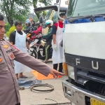 Polisi ketika berada di TKP tewasnya tukang tambal ban akibat lepasnya pengunci pelek truk di Sidoarjo.