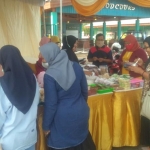 Warga menyerbu Pasar Sembako Murah di Pasar Kuliner Jetis.