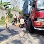 Jenazah korban saat dilakukan evakuasi dari dalam kolong truk. foto: ist.