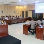 Kapolres Mojokerto Kota bersama Forkopimda Kota Mojokerto ikuti Rakor Lintas Sektoral di Aula Rupatama Polres Mojokerto Kota, Jumat (16/12/2022).