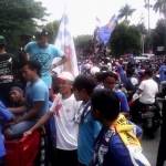 Arema berkumpul di depan Stasiun Kota Malang untuk persiapan konvoi perayaan Juara. foto: BANGSAONLINE