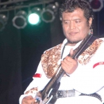 Penampilan Rhoma Irama palsu, Surya Aka, di atas panggung. Foto: ist