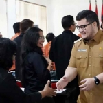 Bupati Kediri, Hanindhito Himawan Pramana, saat menyalami peserta Muskerwil Bamag. Foto: Ist