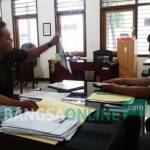 Proses pengurusan bebas pidana selama 5 tahun di Bagian Hukum PN Sidoarjo. foto: nanang ichwan/ BANGSAONLINE