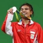 Sri Wahyuni Agustiani memegang medali perak cabang angkat berat. Ini medali pertama bagi kontingen Indonesia di Olimpiade Rio. foto: AFP/Kendari pos.co.id
