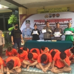 Kelompok curanmor yang berhasil dibekuk Polsek Rungkut saat dihadirkan di konferensi pers. Foto: Rusmiyanto/BANGSAONLINE