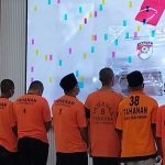 Delapan tersangka petasan maut di Pamekasan saat diekspos di hadapan awak media.