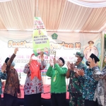 Wakil Bupati Gresik, Aminatun Habibah, saat membuka Festival Alquran. Foto: SYUHUD/BANGSAONLINE