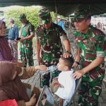 Pangdam V/Brawijaya Mayjen TNI Nurchahyanto didampingi Danrem 084/BJ Brigjen TNI Terry Tresna Purnama saat menyapa anak-anak yang usai dikhitan. Foto: DEVI FITRI AFRIYANTI/ BANGSAONLINE