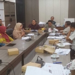 Komisi IV DPRD Gresik saat membahas LKPj kepala daerah 2023 dengan OPD mitra. Foto: SYUHUD/HB