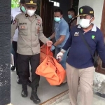 Tim Polsek Geger dan Inafis Satreskrim Polres Madiun mengevakuasi jasad Widodo (38), seorang pegawai rumah sakit yang ditemukan tewas di rumah kontrakannya di Desa Kertosari, Kecamatan Geger, Kabupaten Madiun, Jawa Timur, Senin (25/3/2024). Foto: Kompas.com