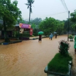 Ruas jalan di depan Dinas Perikanan yang tertutup banjir. foto: YUNIARDI S/ BANGSAONLINE