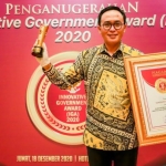 
Bupati Pamekasan H. Baddrut Tamam saat menerima penghargaan kategori “Kabupaten Sangat Inovatif” dalam ajang Innovative Government Award (IGA) 2020,