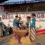 Salah satu peserta lomba Tabuh Lesung saat menampilkan aksinya.