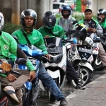 Para pengemudi ojek online saat menunggu orderan. Foto: Eusebio Chrysnamur/Bisnis.com