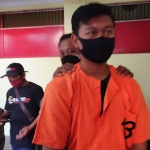 Tersangka berinisial SN (19) saat diamankan di Mapolres Bojonegoro. (foto: ist)