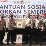 Sejumlah personel dari Polres Mojokerto saat menunjukkan bantuan sosial untuk Korban Erupsi Semeru Di Lumajang.