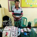 Pelaku bersama beberapa barang bukti berupa beberan, dadu dan uang tunai hasil judi. foto: GUNAWAN WIHANDONO/ BANGSAONLINE