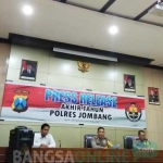 Kapolres Jombang AKBP Agung Marlianto (tengah) saat pers release akhir tahun di ruang Rupatama Mapolres setempat, Sabtu (31/2). foto: RONY S/ BANGSAONLINE