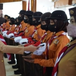 Ketua Kwartir Cabang Gerakan Pramuka Kabupaten Kediri, Eriani Annisa Hanindhito saat menyerahkan jaket kepada Kontingen Kabupaten Kediri. Foto: Ist.